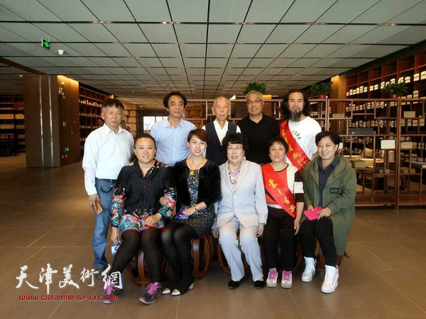 天津部分书画家到天津大学新校区送墨宝