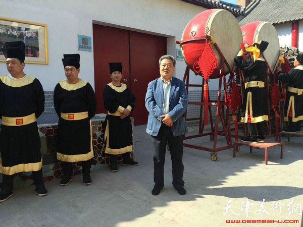 图为王其华教授在禹城参加宋瓷官窑开窑仪式