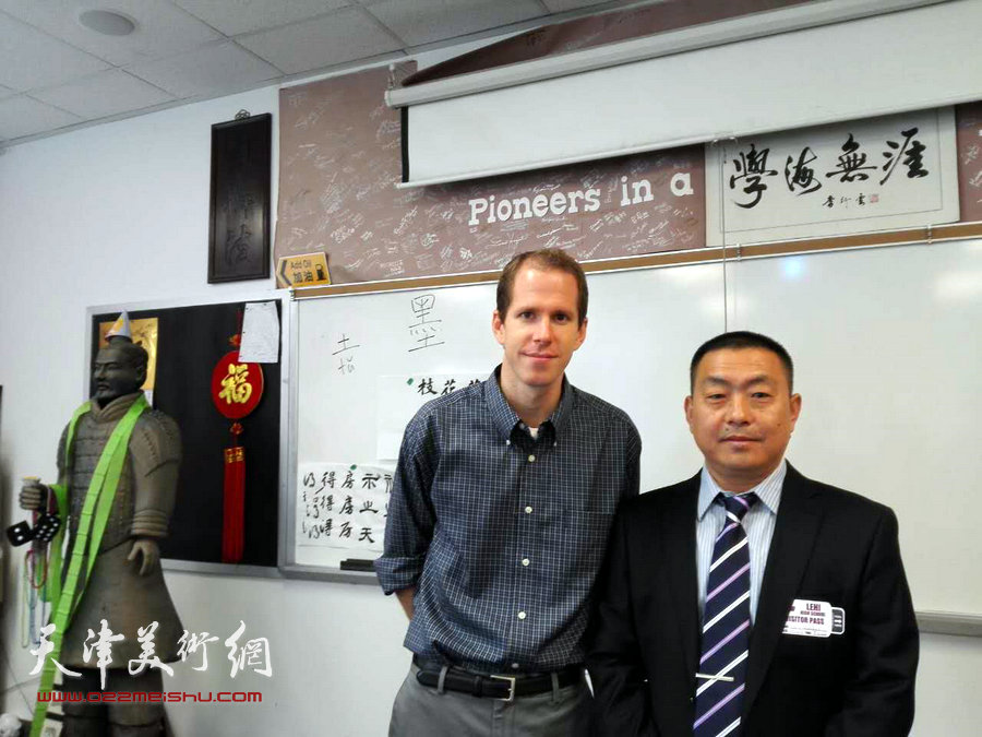 曹善华与里海高中的安老师在一起。