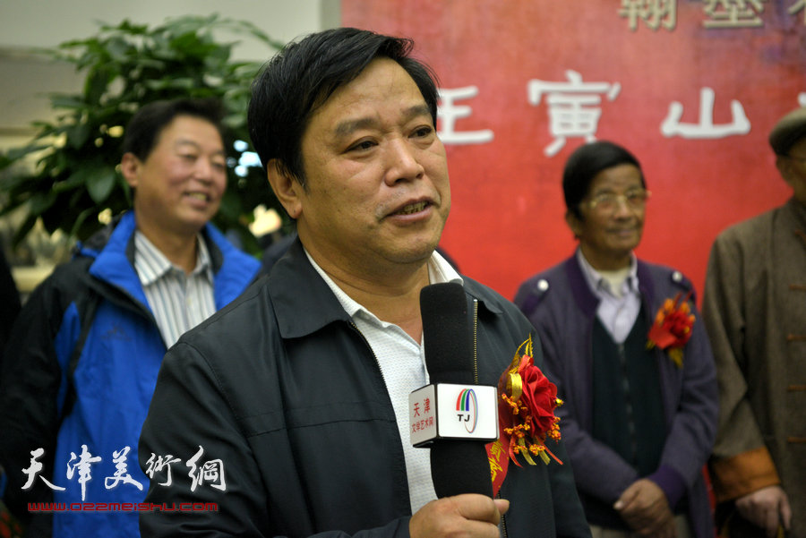 图为天津美协秘书长李耀春致辞。