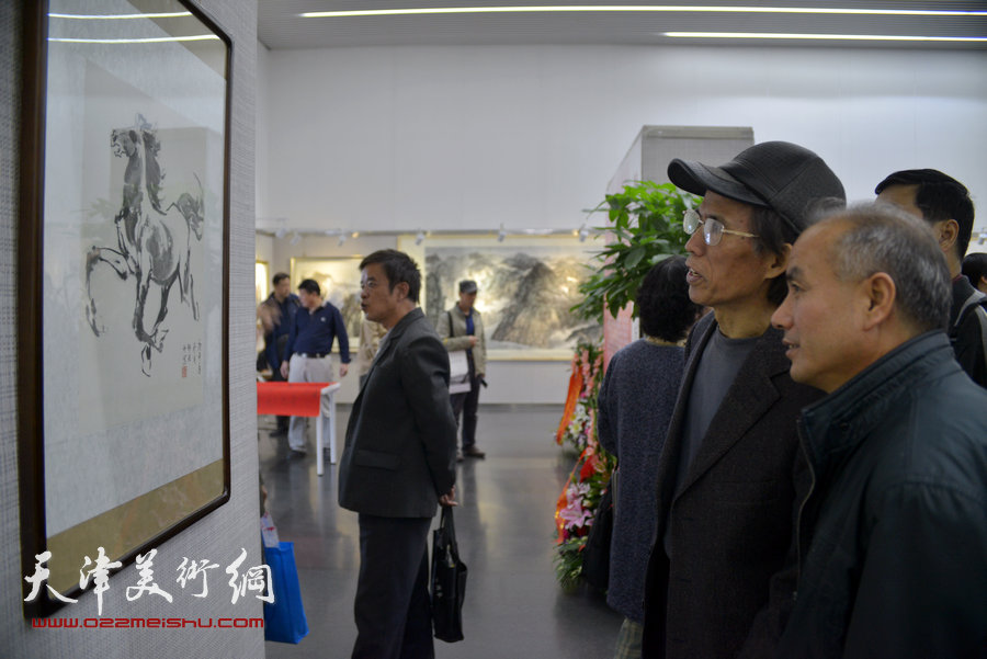 翰墨春秋—王寅山水画作品展在天津图书馆展出，图为画展现场。