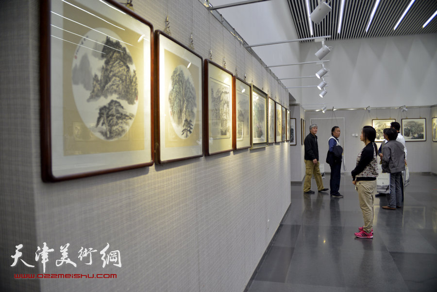 翰墨春秋—王寅山水画作品展在天津图书馆展出，图为画展现场。