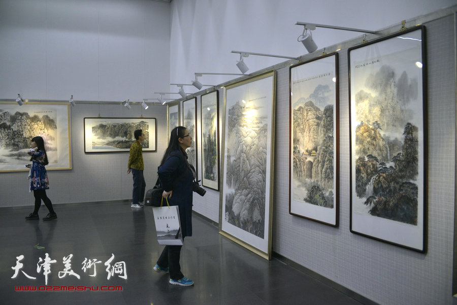 翰墨春秋—王寅山水画作品展在天津图书馆展出，图为画展现场。