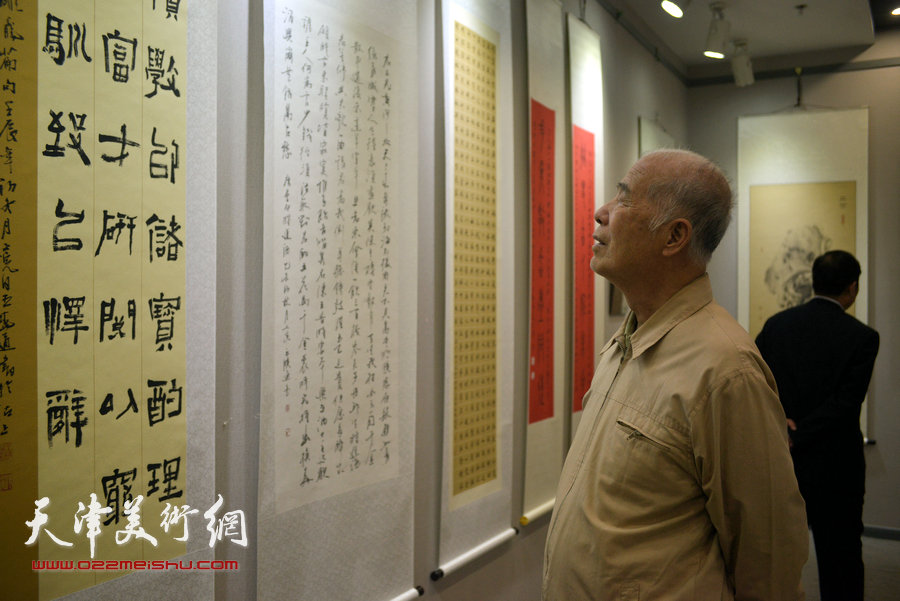 顾志新师生书画印精品展在天津图书大厦艺术展厅开幕。图为现场。