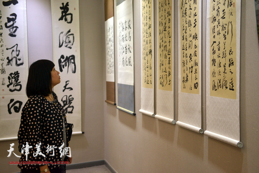 顾志新师生书画印精品展在天津图书大厦艺术展厅开幕。图为现场。