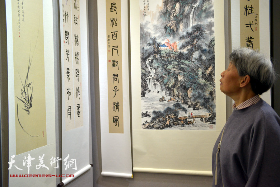 顾志新师生书画印精品展在天津图书大厦艺术展厅开幕。图为现场。