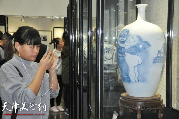 图为天津商大艺术学院陶瓷绘画作品展览现场。