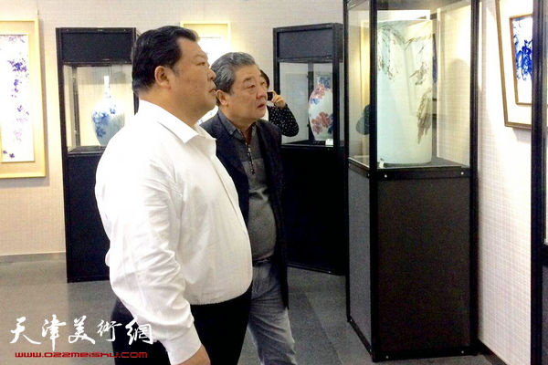 图为天津商大艺术学院陶瓷绘画作品展览现场。