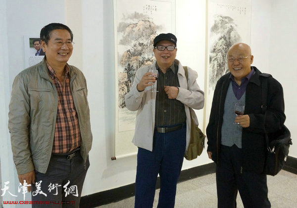 左起：张佩钢、赵士英、刘凤棋在展览现场.