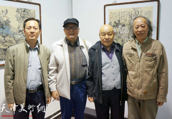 左起：书画家陶书杰、赵士英、刘凤棋、王作飞在展览现场