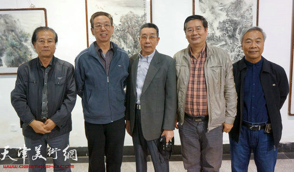 左起：画家吕宝珠、邴玉林、曹剑英、张佩钢、王大奇在一起
