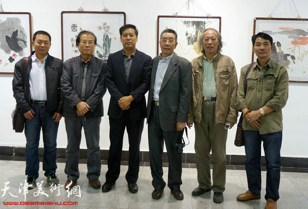 左起：吕宝珠、徐庆举、曹剑英、王作飞、孟宪奎在展览现场