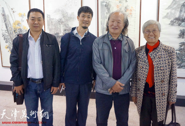 左起：画家韩旭、李建新、刘家栋、董云华在展览现场