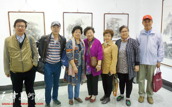左起：画家孙云川、李克、肖丽君、于焕瑛、郭翠云、董学文、王景奎在展览现场