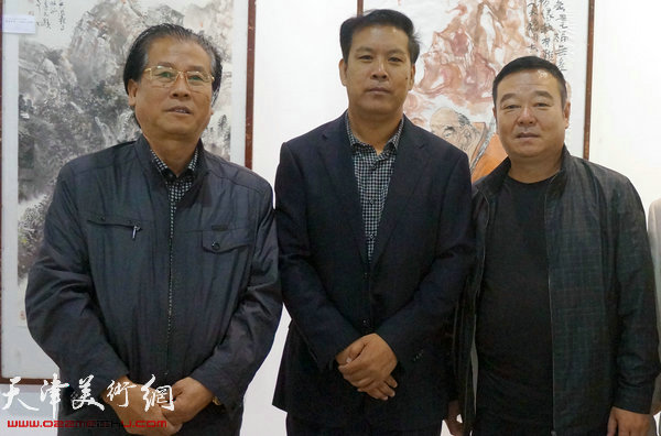 左起：画家吕宝珠、徐庆举、郝清在展览现场