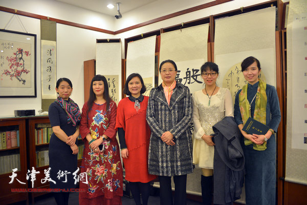 中国楹联书画院女子分院成立仪式现场。左起：庄雪阳、黄雅丽、刘巍、张红、唐曼清、李悦。