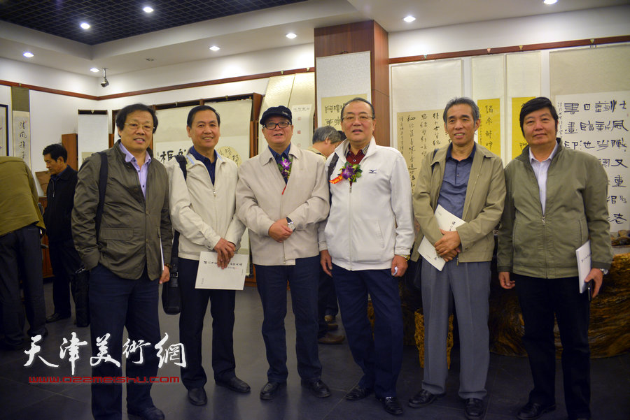 左起：冉繁英、杨世勋、赵士英、陈传武、苏玉作、王惠民在展览现场。