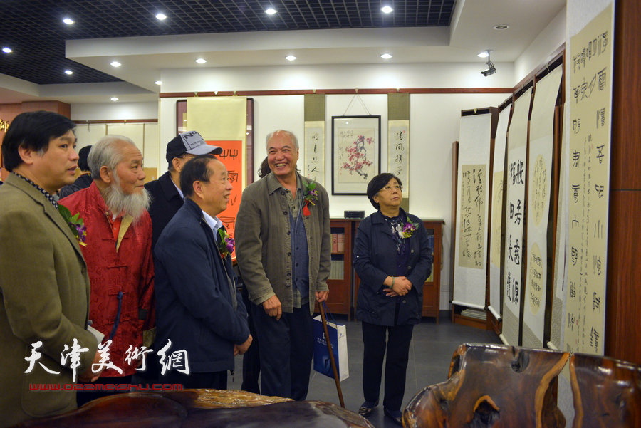 韩征尘陪同李润兰、蒋有泉等嘉宾观看展品。