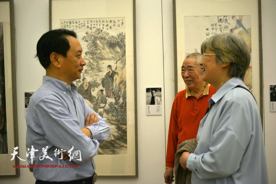 寇士恺、邓家驹、徐礼娴在画展现场。