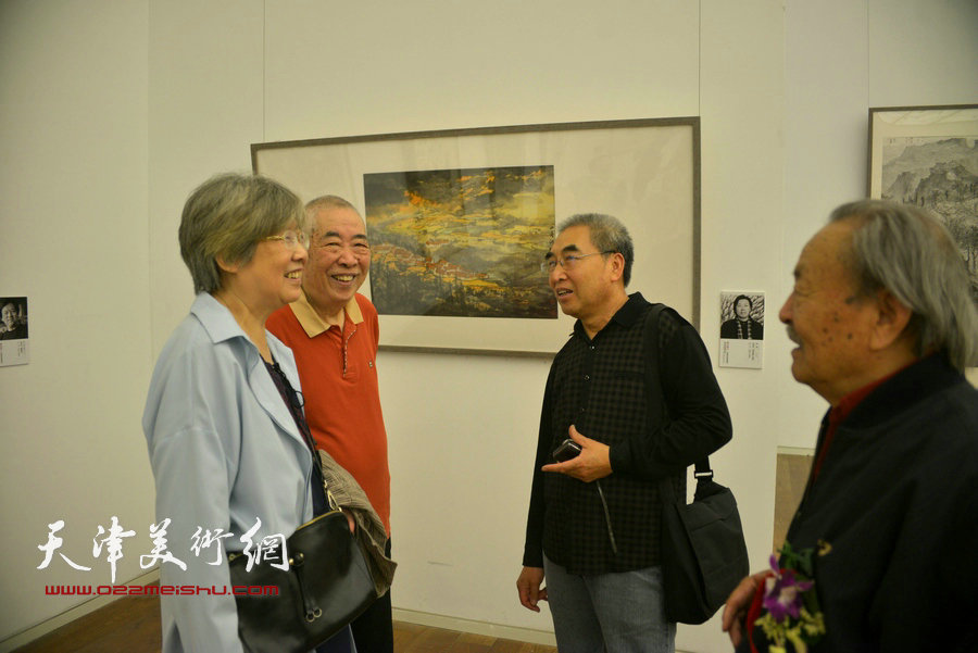 吴燃、邓家驹、徐礼娴、王绍棠在画展现场。