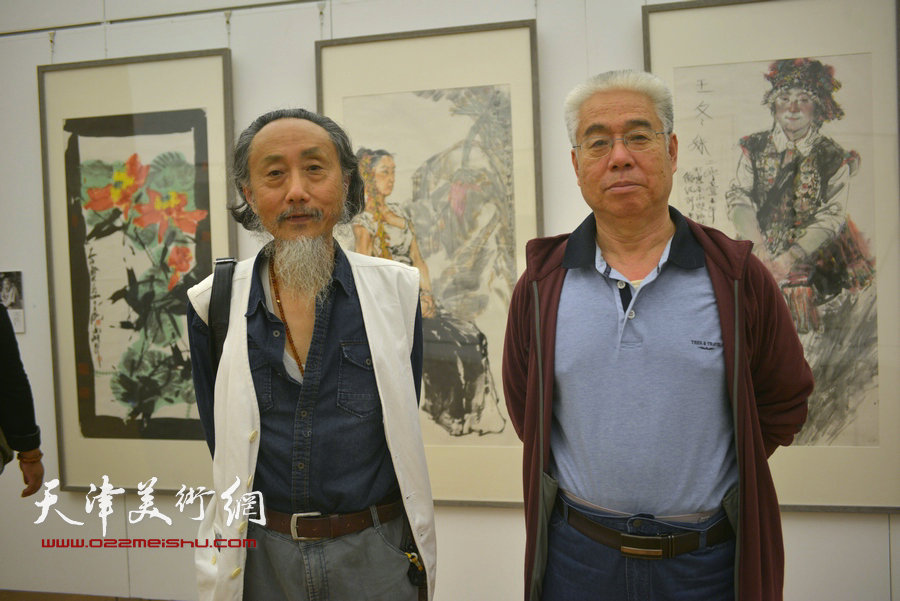 刘栋、苏鸿升在画展现场。