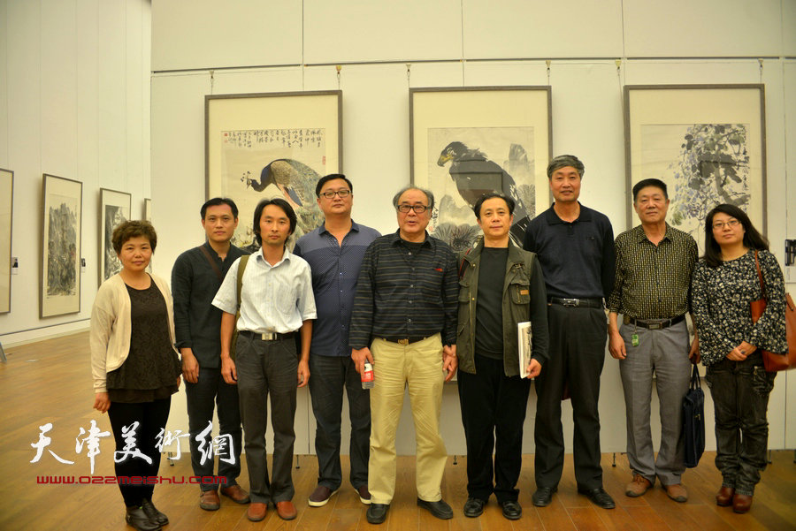 郭书仁、张大功、刘千友、安士胜、孙希印、吕连芬在画展现场。