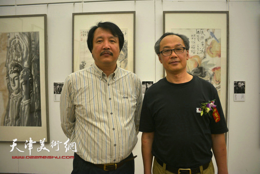 陈福春、赵振章在画展现场。