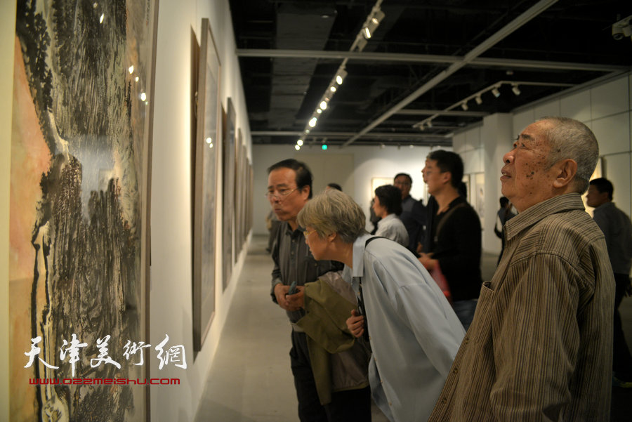 邓家驹在画展现场观赏作品。