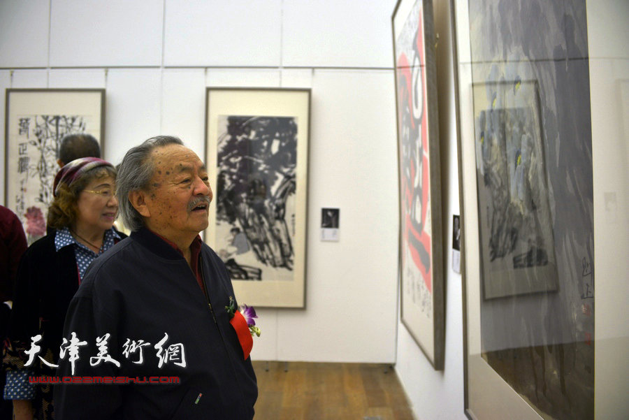 吴燃在画展现场观赏作品。