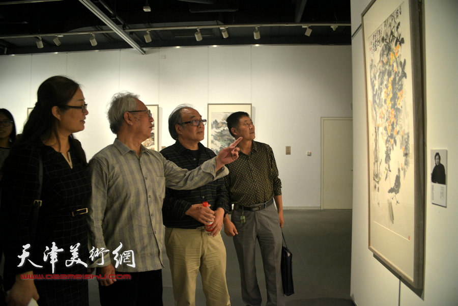 贾宝珉、郭书仁等在画展现场观赏作品。