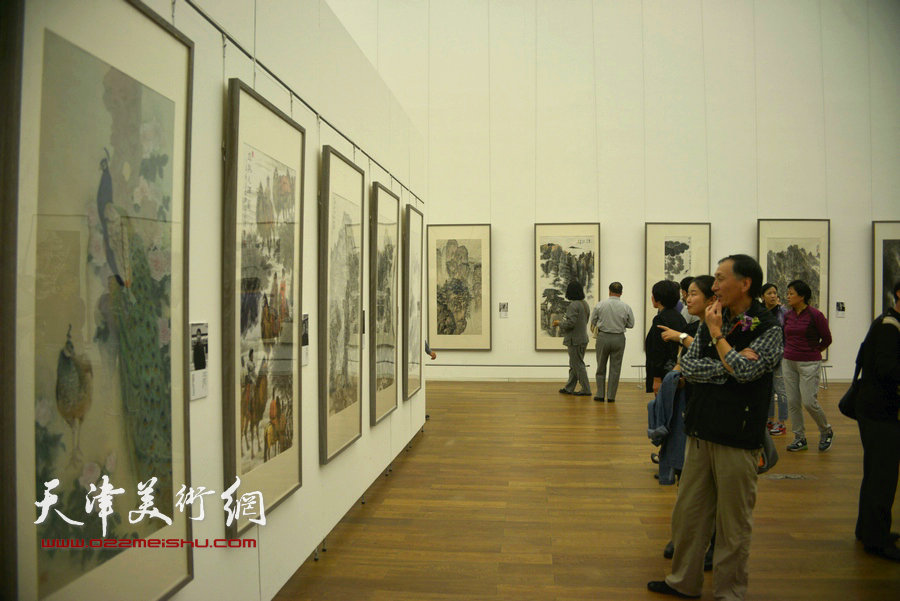 韩书力在画展现场观赏作品。