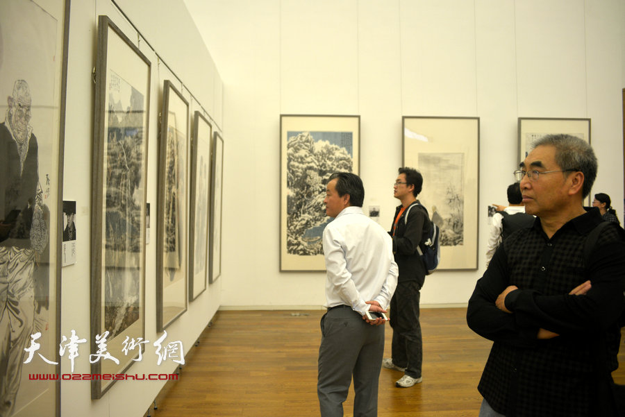 王绍棠在画展现场观赏作品。