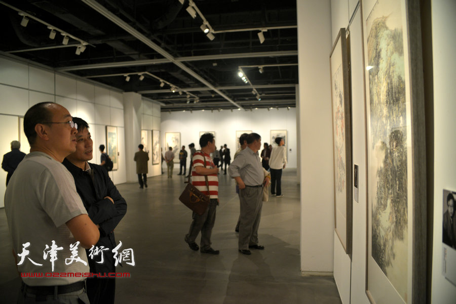 马驰在画展现场观赏作品。