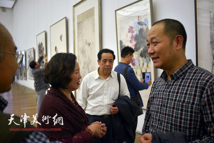 刘泉义在画展现场与观众交流。