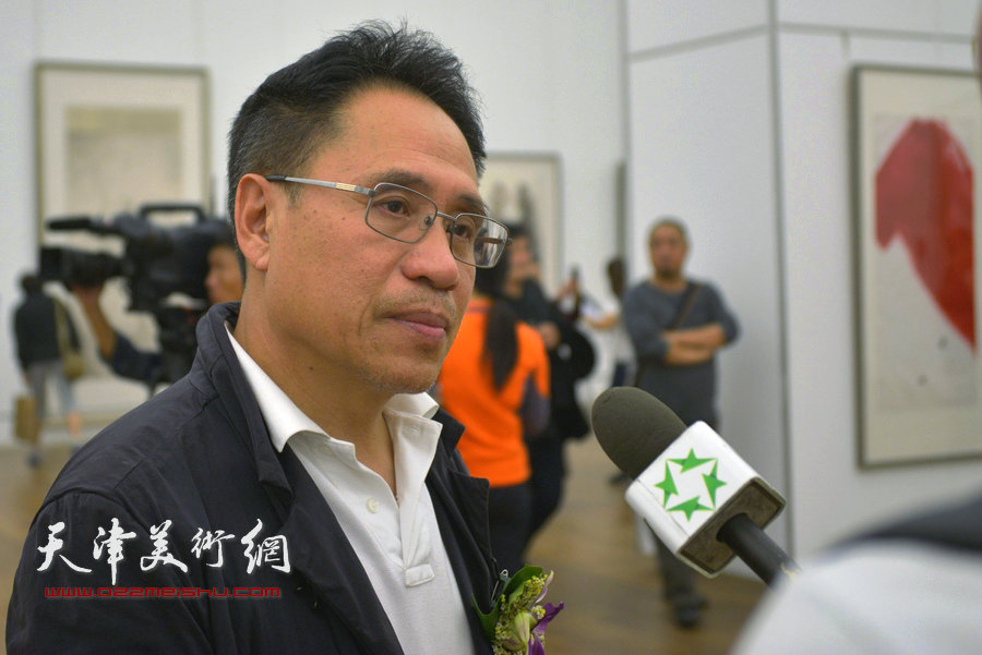 袁武在画展现场接受媒体采访。