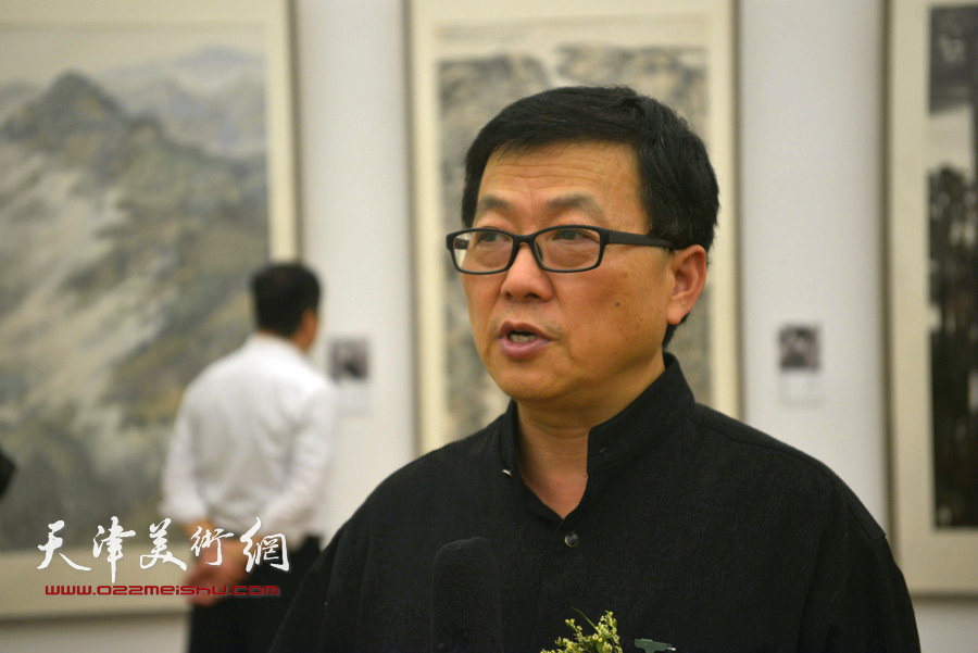 陈辉在画展现场接受媒体采访。