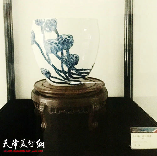 图为天商官窑——天津商业大学艺术学院陶艺绘画作品展现场。