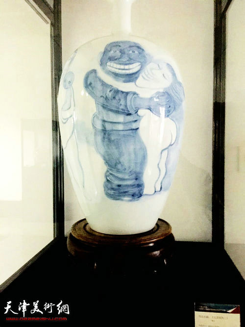 图为天商官窑——天津商业大学艺术学院陶艺绘画作品展现场。