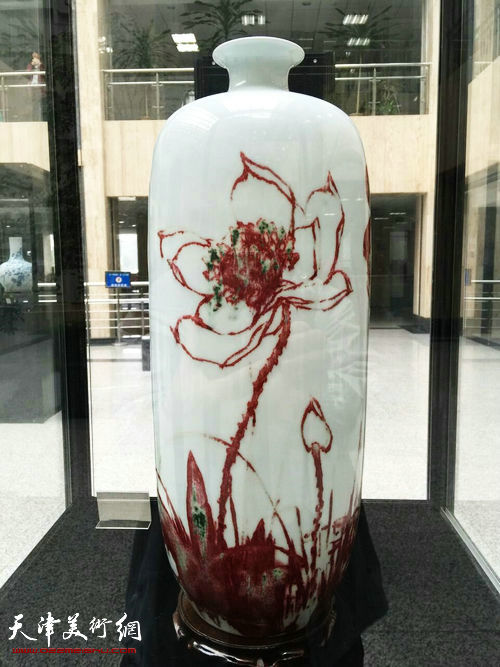 图为天商官窑——天津商业大学艺术学院陶艺绘画作品展现场。
