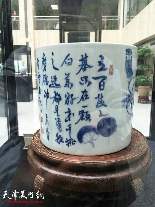 图为天商官窑——天津商业大学艺术学院陶艺绘画作品展现场。