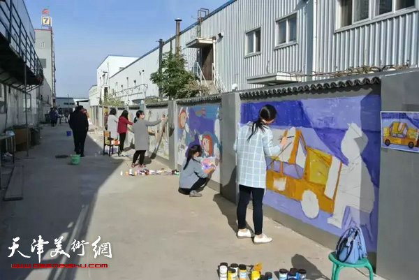 天津工大学生到乾莊文化广场创作艺术绘画长廊