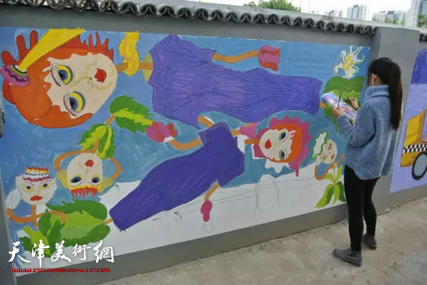 天津工大学生到乾莊文化广场创作艺术绘画长廊。