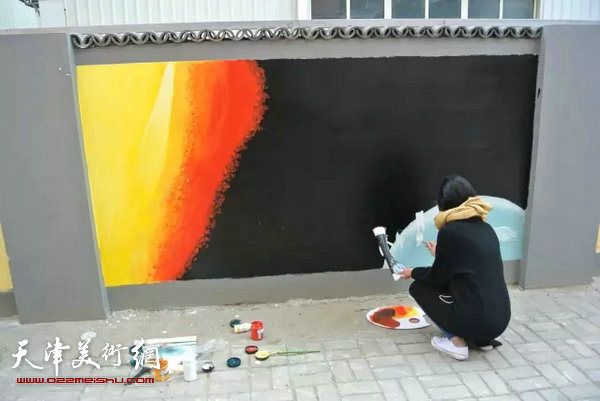 天津工大学生到乾莊文化广场创作艺术绘画长廊。