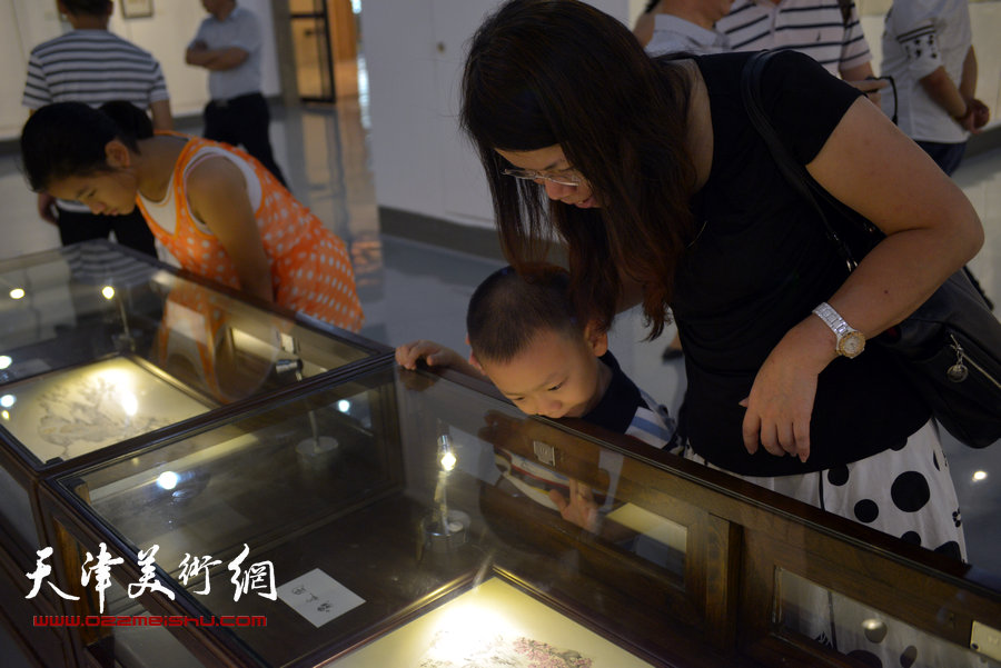 “墨韵禅心·张佩钢佛像展”在东莞长安饶宗颐美术馆展出。