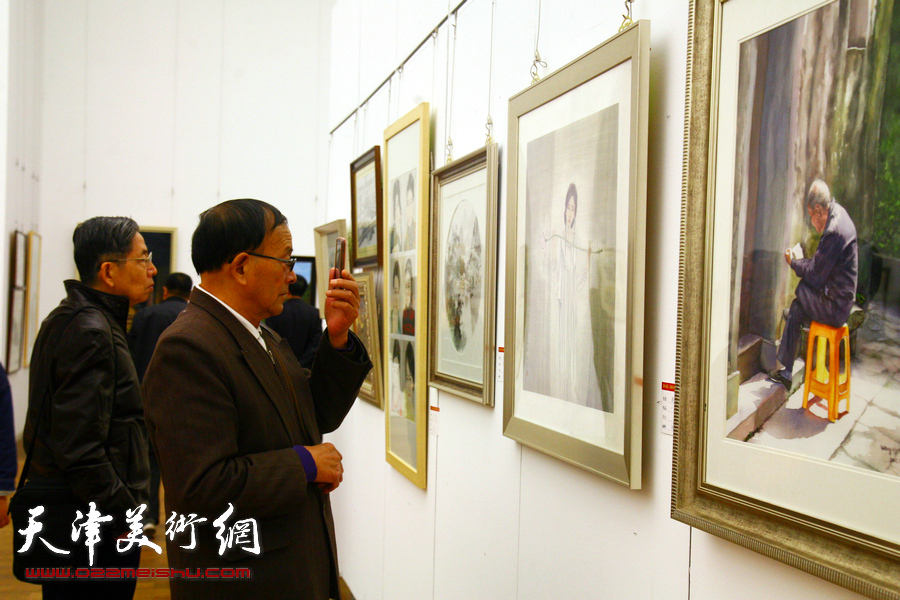 图为“深入生活、扎根人民”天津市美术作品写生展展览现场。