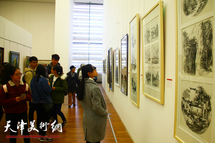 图为“深入生活、扎根人民”天津市美术作品写生展展览现场。