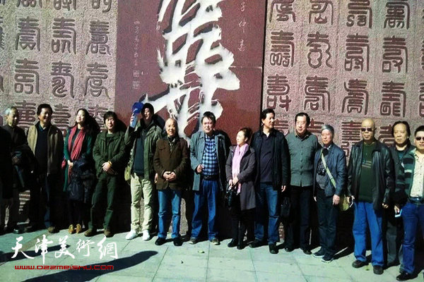 天津、四川乐山艺术家相聚在塘沽海河文字大观文化墙。