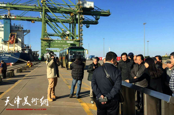 “天津、乐山书画家采风写生交流采风团”成员参观天津港东疆集装箱码头。