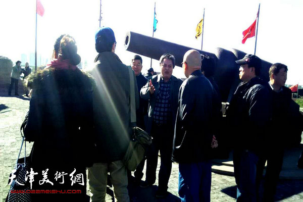 “天津、乐山书画家采风写生交流采风团”成员参观“大沽炮台遗址”。 