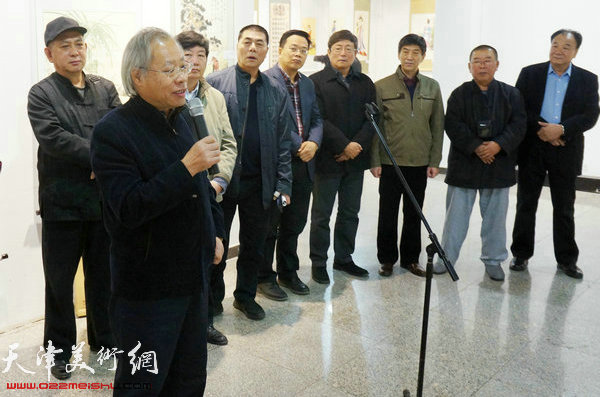著名人物画家、百中国画院院长王金厚讲话，称赞俱乐部的活动有声有色